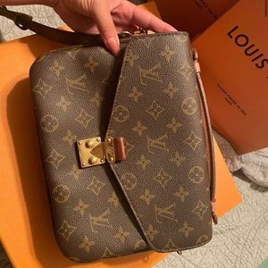 LOUIS VUITTON MONOGRAM POCHETTE MÉTIS